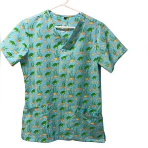 TURTLE FUN SCRUB TOP